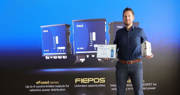 FIEPOS 产品经理 Kamil Buczek 与年度产品奖奖杯。